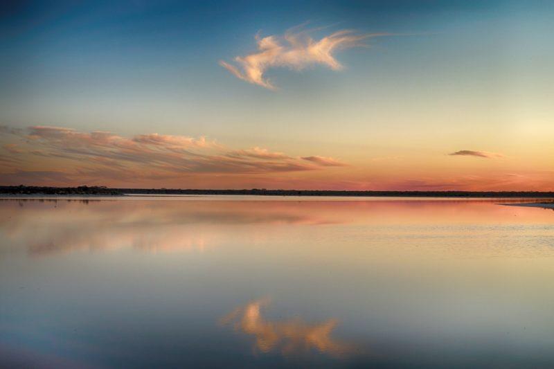 tramonto rosa al lake king, sud del western australia