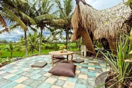 Die Bambus-Ökohütte in Ubud steht inmitten der Reisfelder.