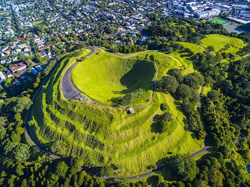 Une vue sur le cône volcanique dormant du Mt Eden (Maungawhau)